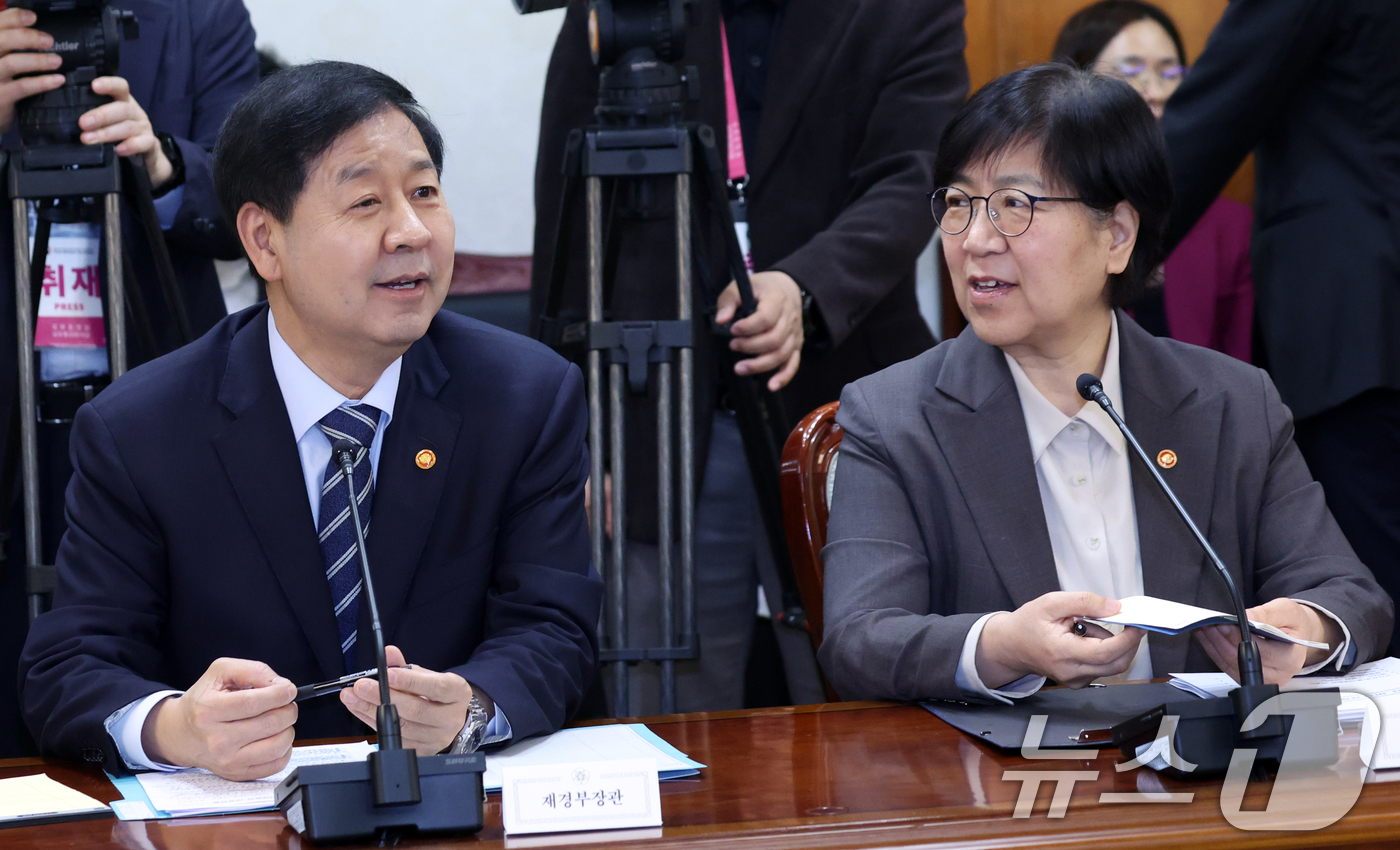 (서울=뉴스1) 김명섭 기자 = 구윤철 경제부총리 겸 재정경제부 장관과 정은경 보건복지부 장관이 20일 오전 서울 종로구 세종대로 정부서울청사에서 열린  제7차 비상경제본부 회의에 …