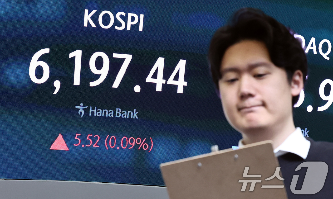 (서울=뉴스1) 구윤성 기자 = 20일 오전 서울 중구 하나은행 딜링룸 현황판에 코스피 지수가 나타나고 있다. 이날 코스피는 전 거래일 보다 22포인트(0.36%) 오른 6213. …