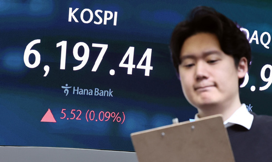 두산 5% 급등 장중 신고가…반도체 도약 기대감[핫종목]