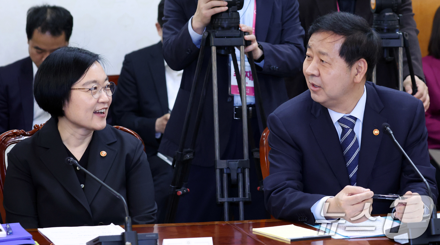 (서울=뉴스1) 김명섭 기자 = 구윤철 경제부총리 겸 재정경제부 장관과 한성숙 중소벤처기업부 장관이 20일 오전 서울 종로구 세종대로 정부서울청사에서 열린  제7차 비상경제본부 회 …