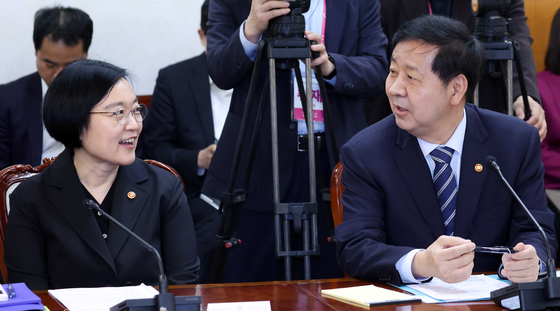 대화하는 구윤철 부총리와 한성숙 중소벤처기업부 장관