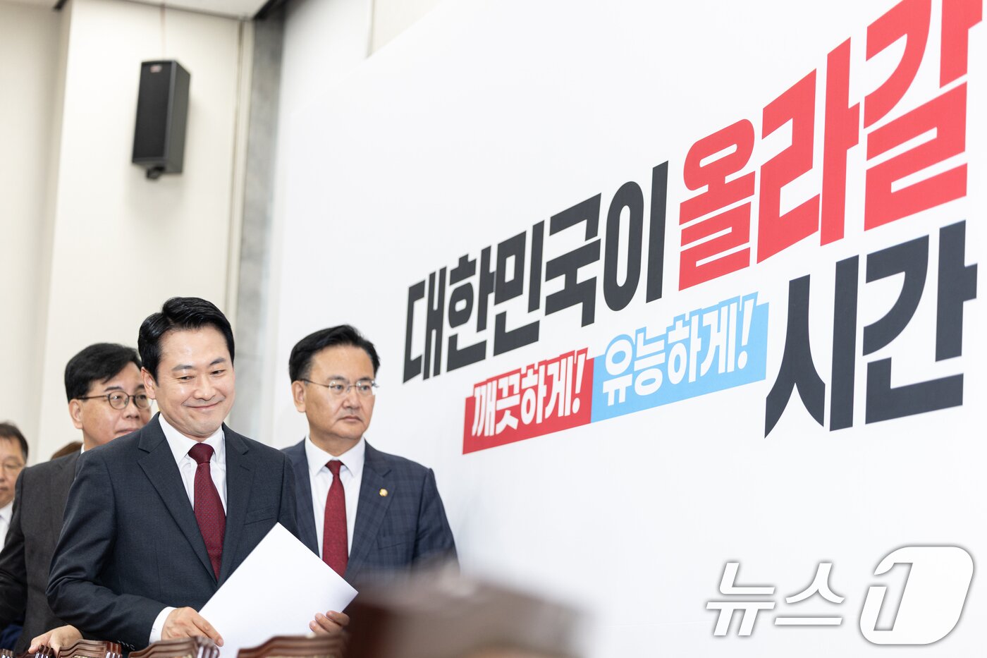 본문 이미지 - 장동혁 국민의힘 대표가 20일 서울 여의도 국회에서 열린 최고위원회의에 참석하고 있다. 2026.4.20 ⓒ 뉴스1 이승배 기자