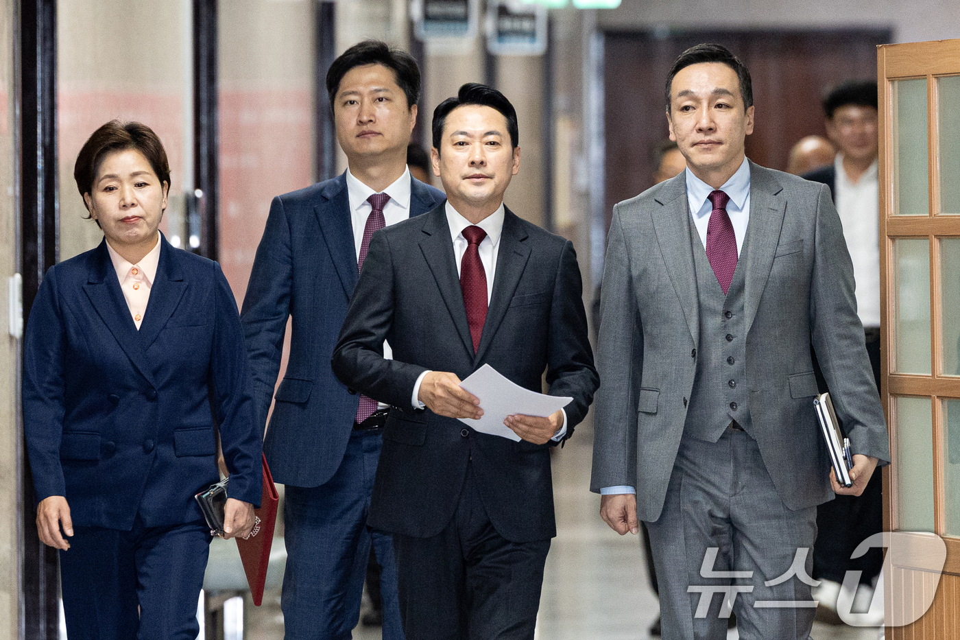 (서울=뉴스1) 이승배 기자 = 장동혁 국민의힘 대표가 20일 서울 여의도 국회에서 열린 최고위원회의에 참석하고 있다. 2026.4.20/뉴스1