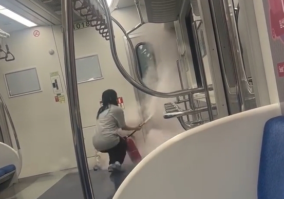 "작동되는지 궁금해서"…한밤중 경의중앙선 열차 '소화기 난사녀' 황당[영상]