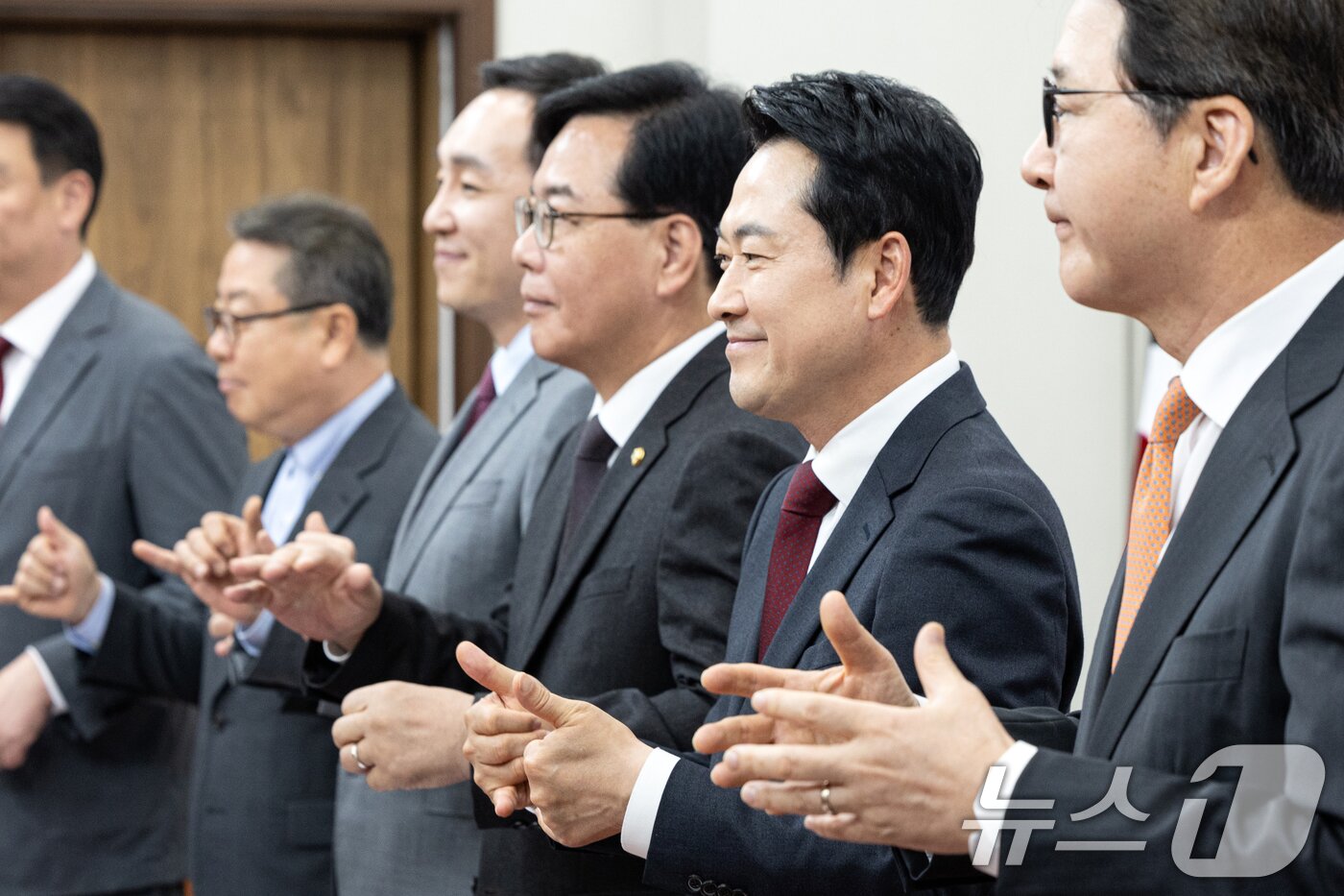 본문 이미지 - 장동혁 국민의힘 대표가 20일 서울 여의도 국회에서 열린 최고위원회의에서 장애인의 날을 맞아 수어로 인사하고 있다. 2026.4.20 ⓒ 뉴스1 이승배 기자