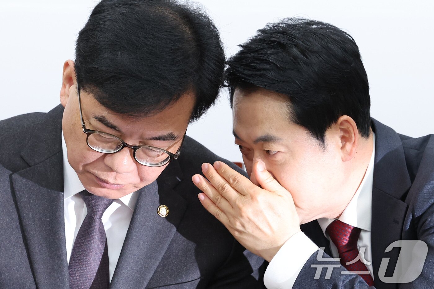 본문 이미지 - 장동혁 국민의힘 대표와 송언석 원내대표가 20일 서울 여의도 국회에서 열린 최고위원회의에서 대화하고 있다. 2026.4.20 ⓒ 뉴스1 신웅수 기자