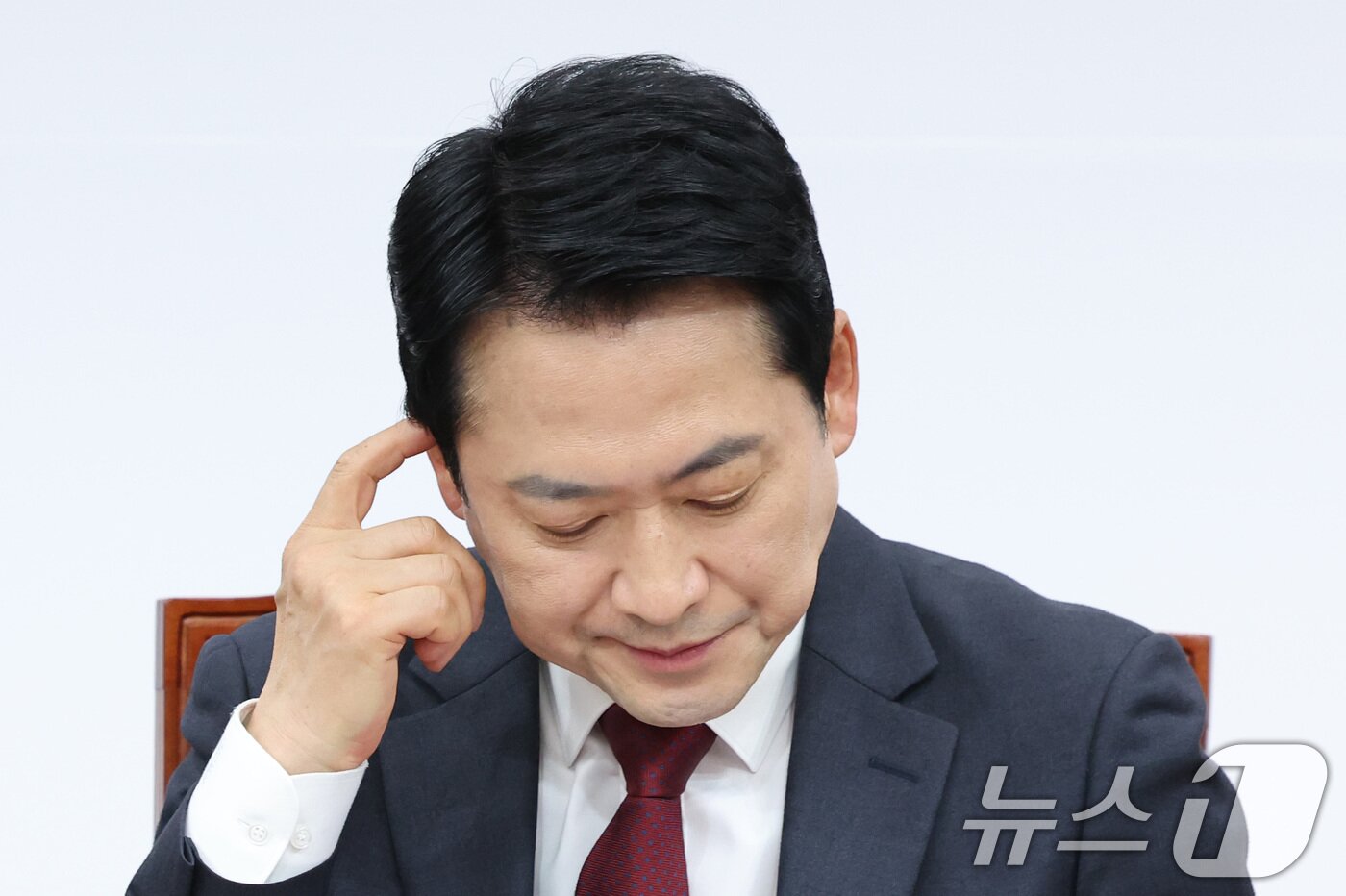 본문 이미지 - 장동혁 국민의힘 대표가 20일 서울 여의도 국회에서 열린 최고위원회의에서 생각에 잠겨 있다. 2026.4.20 ⓒ 뉴스1 신웅수 기자