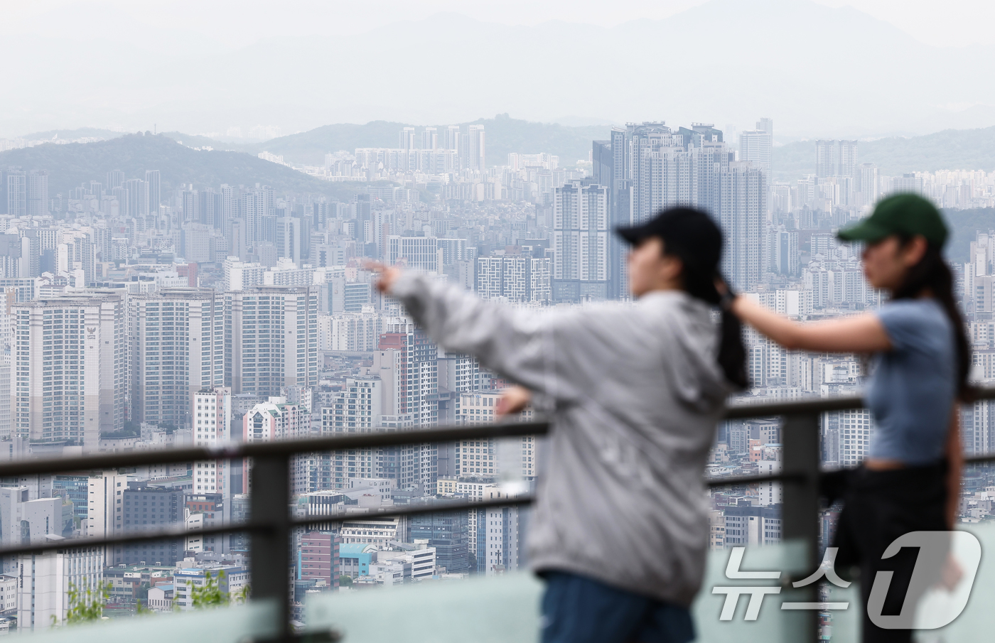 (서울=뉴스1) 김민지 기자 = 서울 아파트 실거래 가격이 2월 한 달간 1.9% 오르며 전월 대비 상승폭을 키웠다.20일 한국부동산원에 따르면 올해 2월 서울 아파트 매매 실거래 …