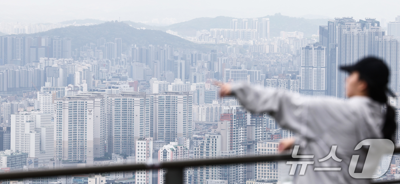 (서울=뉴스1) 김민지 기자 = 서울 아파트 실거래 가격이 2월 한 달간 1.9% 오르며 전월 대비 상승폭을 키웠다.20일 한국부동산원에 따르면 올해 2월 서울 아파트 매매 실거래 …