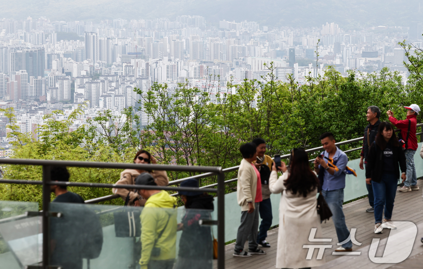 (서울=뉴스1) 김민지 기자 = 서울 아파트 실거래 가격이 2월 한 달간 1.9% 오르며 전월 대비 상승폭을 키웠다.20일 한국부동산원에 따르면 올해 2월 서울 아파트 매매 실거래 …