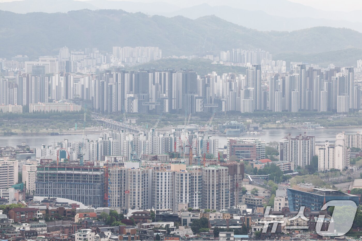 본문 이미지 -  사진은 이날 오전 서울 남산에서 바라본 아파트 단지 모습. 2026.4.20 ⓒ 뉴스1 김민지 기자