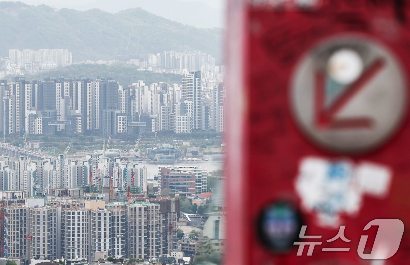 본문 이미지 -  사진은 이날 오전 서울 남산에서 바라본 아파트 단지 모습. 2026.4.20 ⓒ 뉴스1 김민지 기자