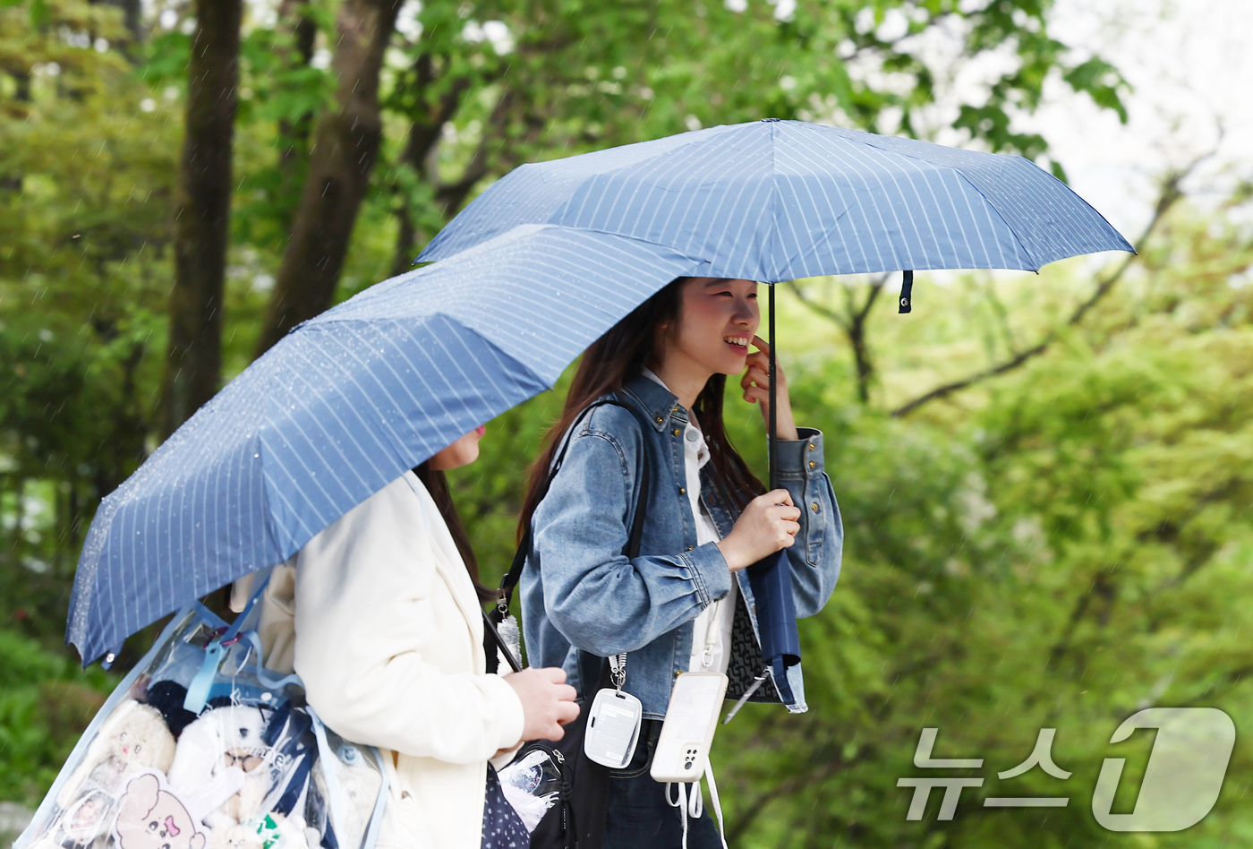 (서울=뉴스1) 김민지 기자 = 백곡을 기름지게 하는 봄비가 내린다는 절기상 곡우(穀雨)이자 비가 내린 20일 오전 서울 남산에서 관광객들이 우산을 쓰고 발걸음을 옮기고 있다. 2 …