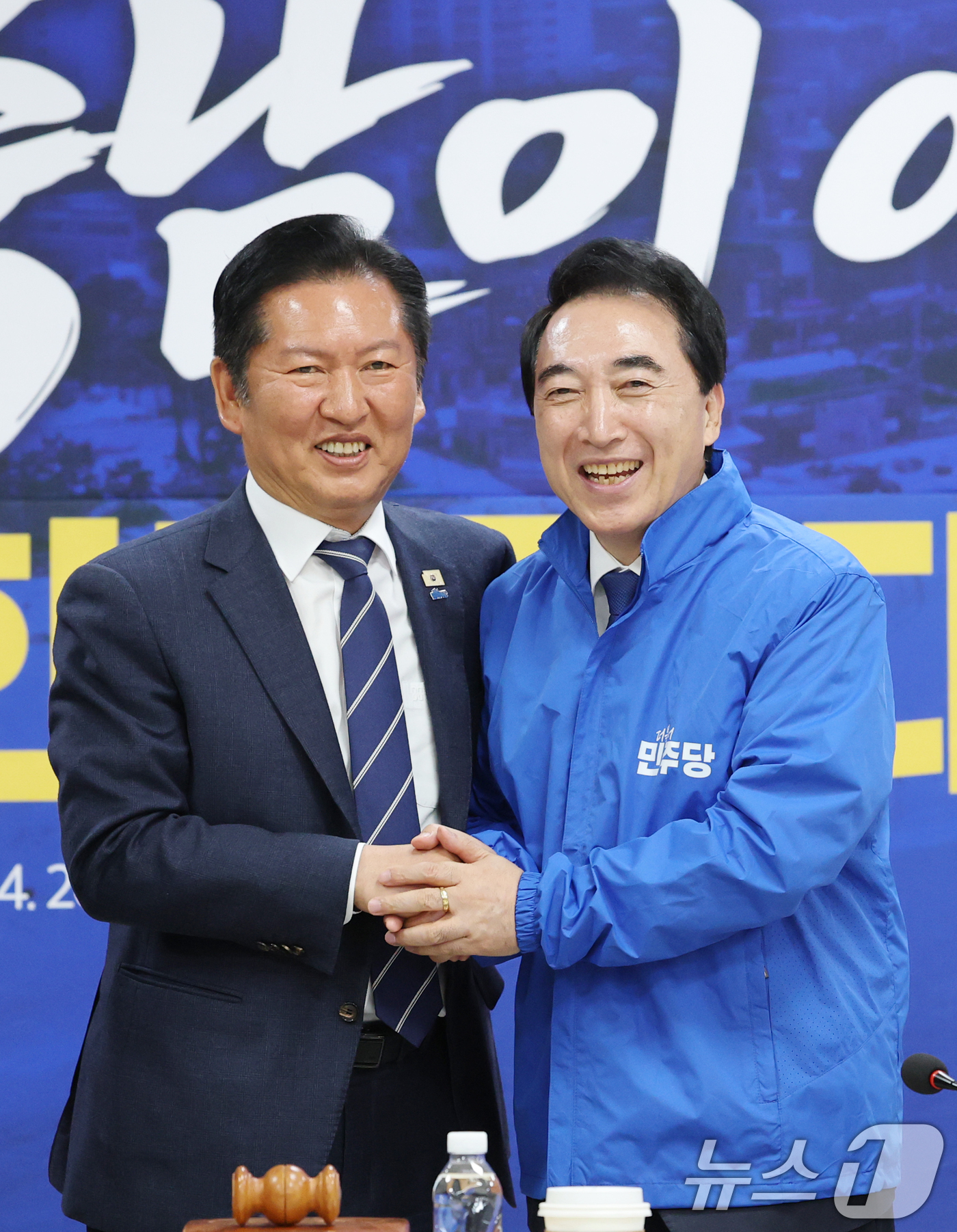 (보령=뉴스1) 김기태 기자 = 정청래 더불어민주당 대표가 20일 충남 보령머드테마파크에서 열린 충남 현장 최고위원회의에서 박수현 충남지사 후보에게 선거 유세 점퍼 전달식을 하고 …