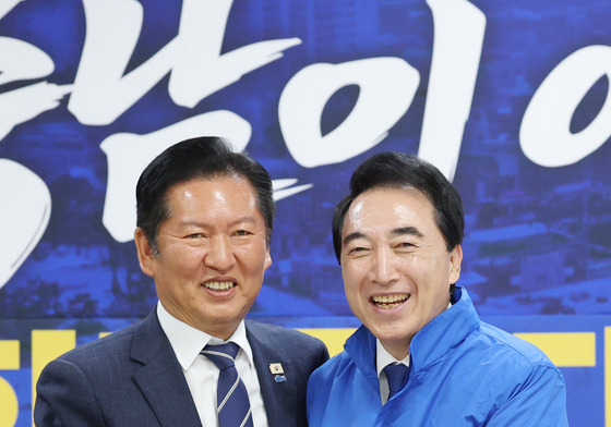 박수현 충남도지사 후보에게 점퍼 전달하는 정청래