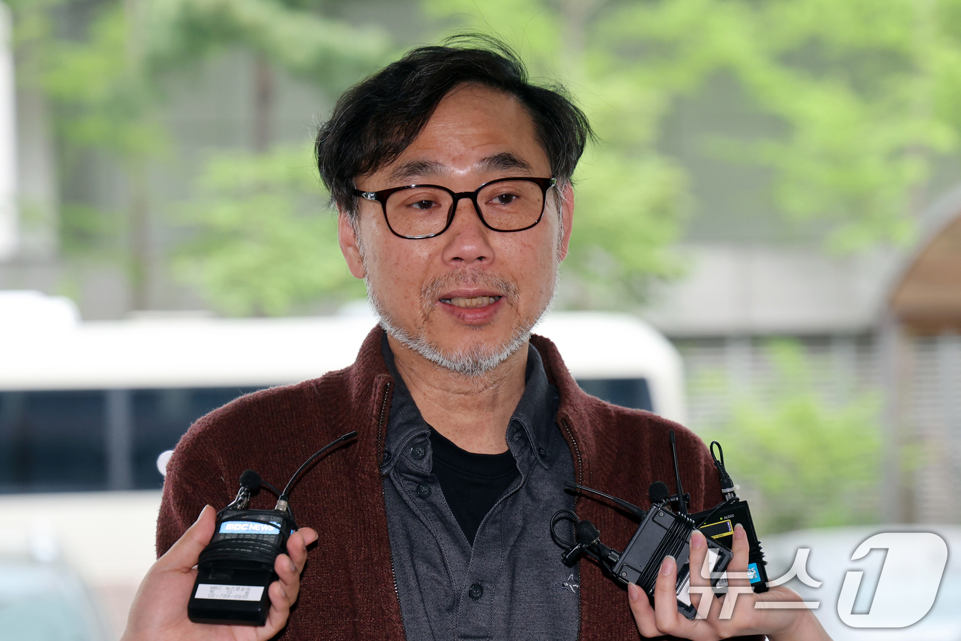 (서울=뉴스1) 황기선 기자 = 김순환 서민민생대책위원회(서민위) 사무총장이 20일 오전 서울 영등포경찰서에서 고발인 조사 전 입장을 밝히고 있다.서민위는 성폭행 피해를 신고한 1 …