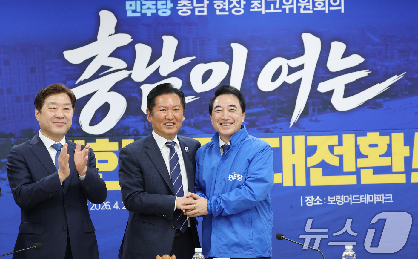 (보령=뉴스1) 김기태 기자 = 정청래 더불어민주당 대표가 20일 충남 보령머드테마파크에서 열린 충남 현장 최고위원회의에서 박수현 충남지사 후보에게 선거 유세 점퍼 전달식을 하고 …