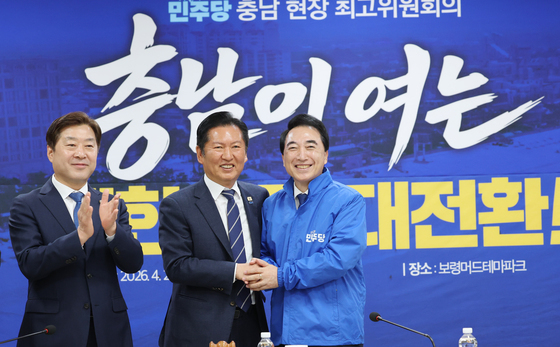 박수현 충남지사 후보에게 점퍼 전달