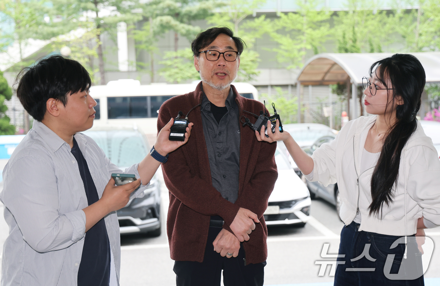 (서울=뉴스1) 황기선 기자 = 김순환 서민민생대책위원회(서민위) 사무총장이 20일 오전 서울 영등포경찰서에서 고발인 조사 전 입장을 밝히고 있다.서민위는 성폭행 피해를 신고한 1 …