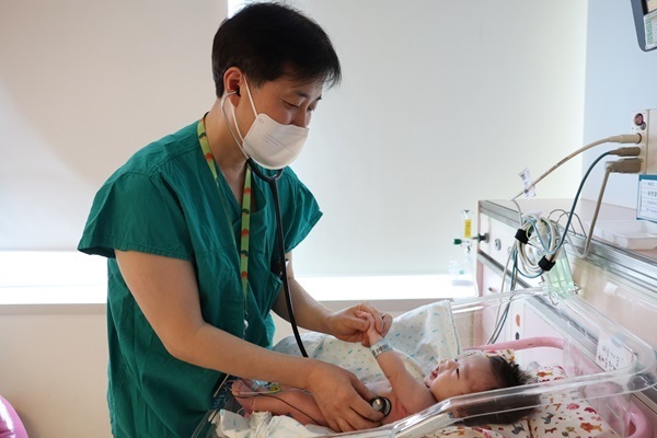 폐 2배 부풀어 숨 못 쉬던 아기…'100일 사투' 끝 부모 품으로