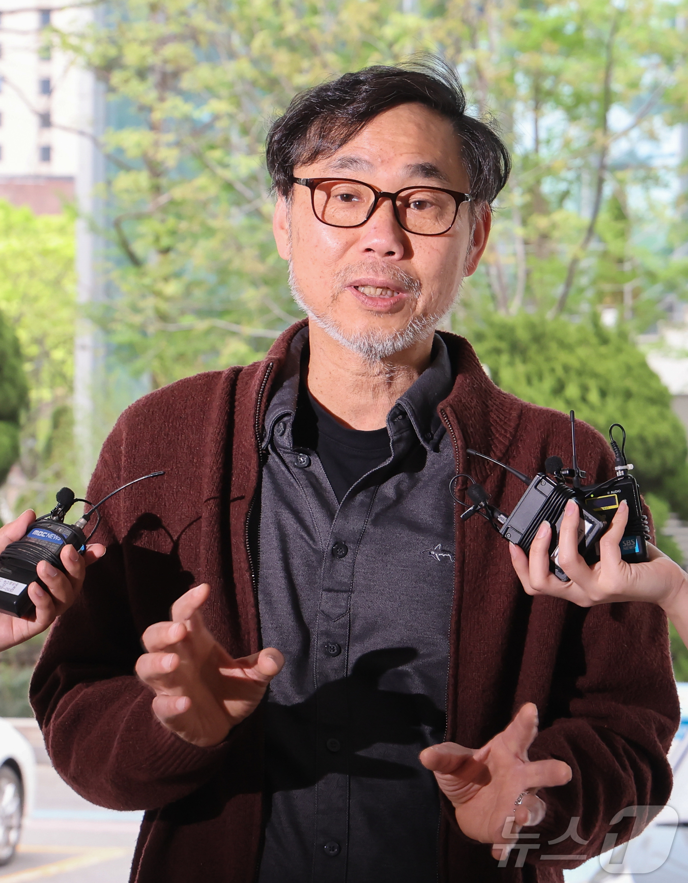 (서울=뉴스1) 이종수 인턴기자 = 20일 서울 영등포경찰서 앞에서 김순환 서민민생대책위원회 사무총장이  경기 안산 단원구 10대 피해자 극단적 선택 사건과 관련한 수사팀 고발 사 …