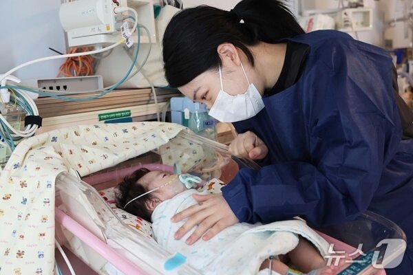 본문 이미지 - 지난 3월 퇴원을 앞둔 한결이와 어머니의 모습. (병원 제공)