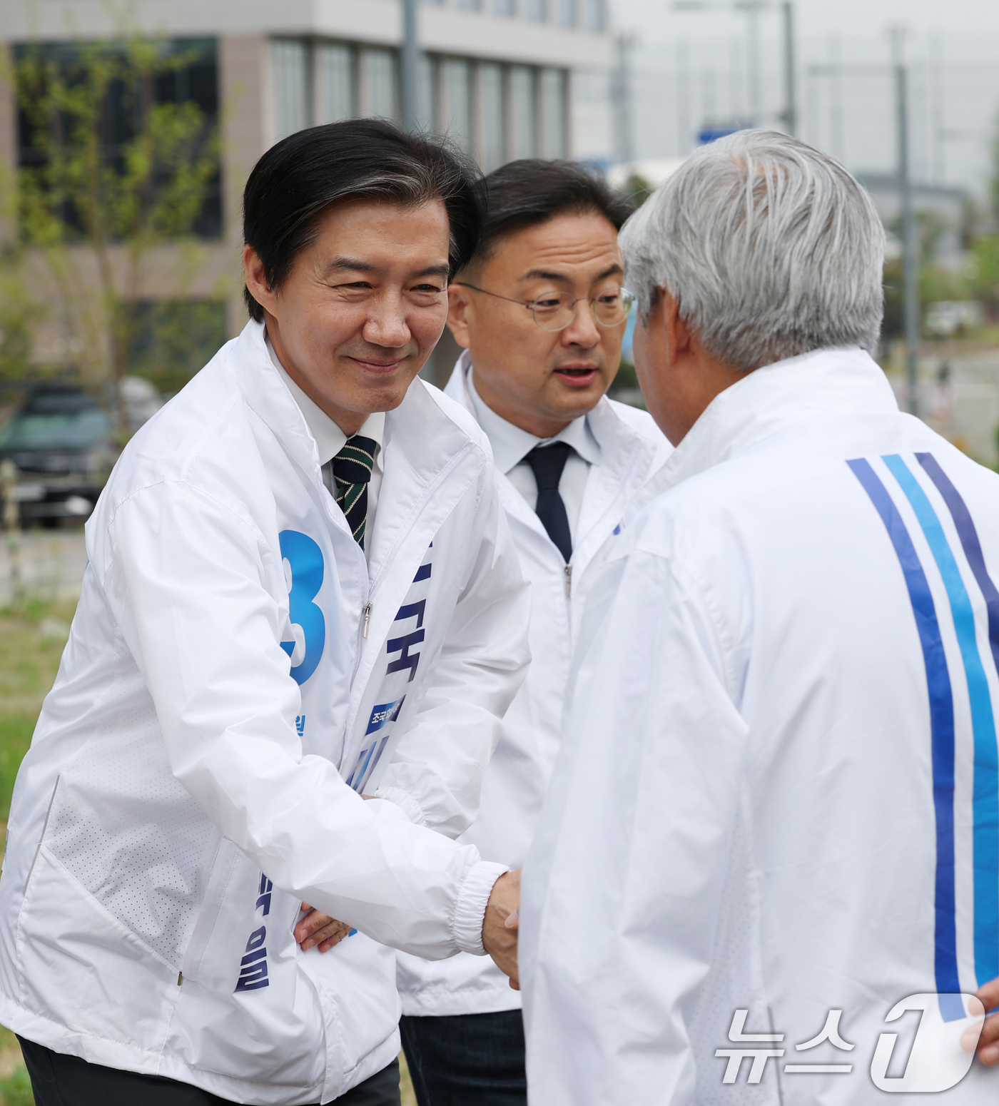 (평택=뉴스1) 김영운 기자 = 조국 조국혁신당 대표가 20일 경기 평택시 고덕면 KTX경기남부역사 예정 부지에서 열린 최고위원회의에 앞서 서왕진 원내대표와 인사를 하고 있다. 2 …