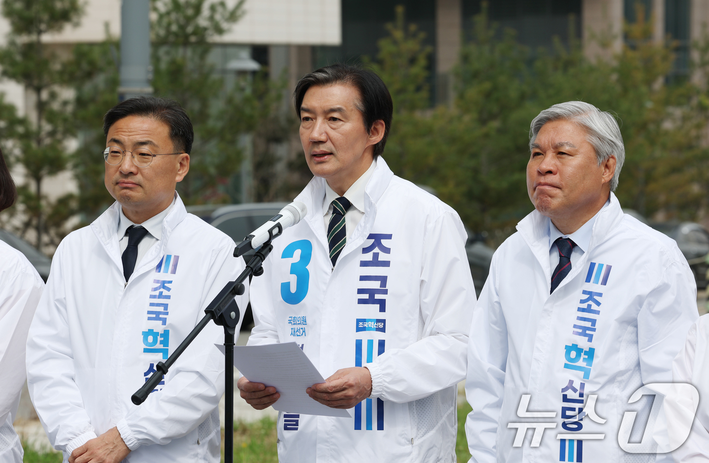 (평택=뉴스1) 김영운 기자 = 조국 조국혁신당 대표가 20일 경기 평택시 고덕면 KTX경기남부역사 예정 부지에서 열린 최고위원회의에서 모두 발언을 하고 있다. 2026.4.20/ …