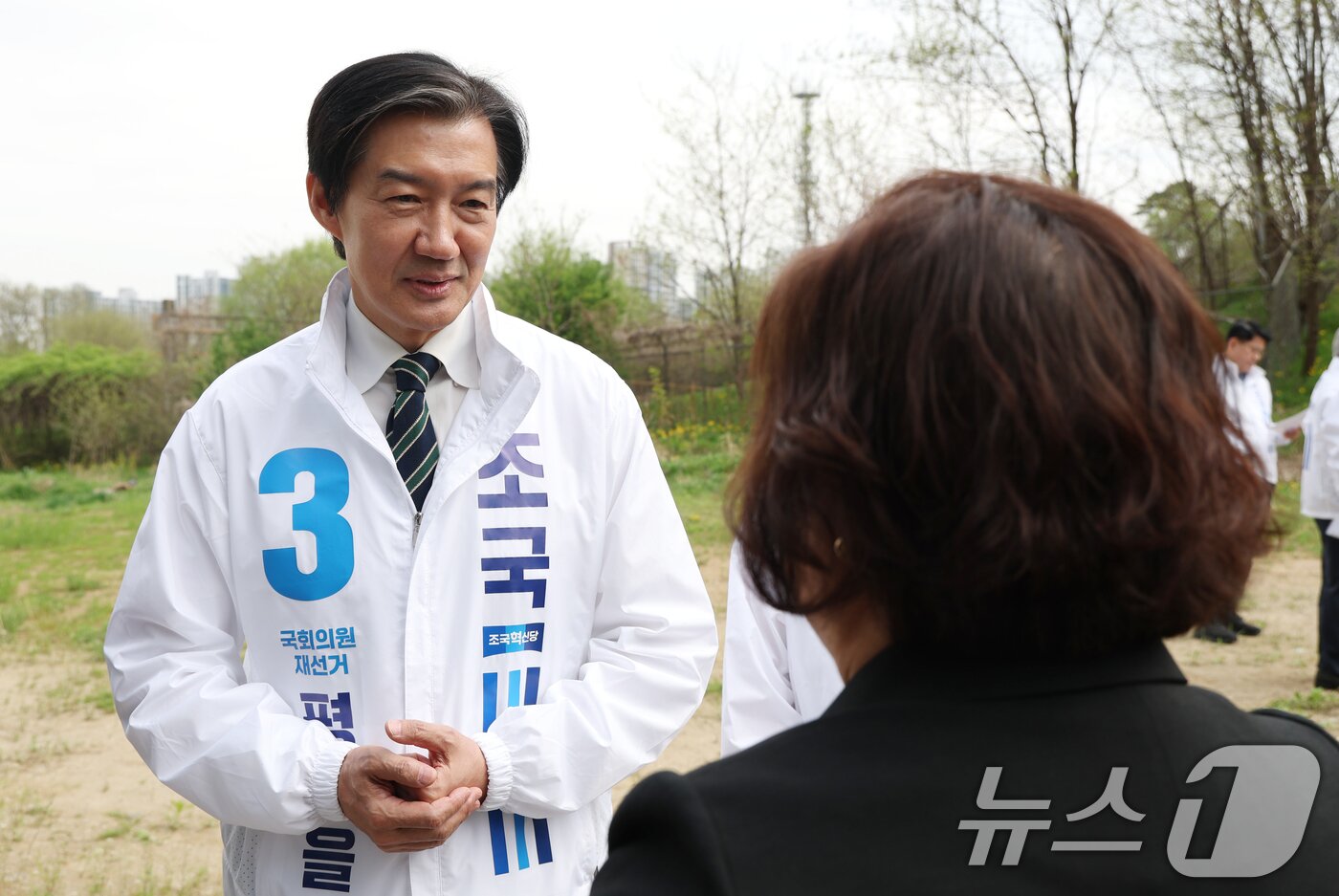 본문 이미지 - 조국 조국혁신당 대표가 지난달 20일 경기 평택시 고덕면 KTX경기남부역사 예정 부지에서 열린 최고위원회의에 앞서 지역 주민들과 이야기를 하고 있다. 2026.4.20 ⓒ 뉴스1 김영운 기자