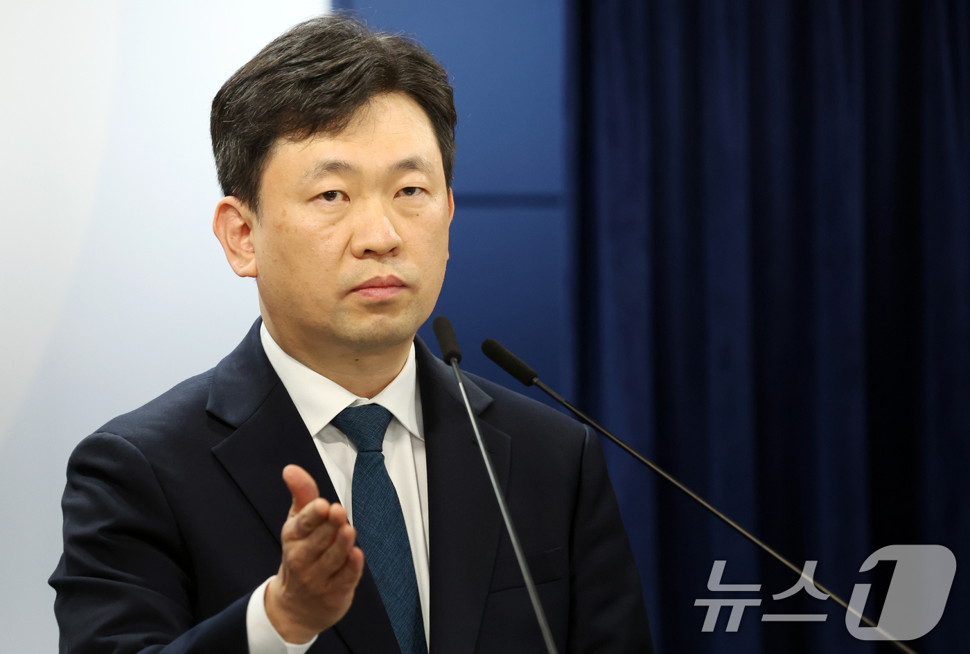 (서울=뉴스1) 김명섭 기자 = 윤민호 통일부 대변인이 20일 오전 서울 종로구 세종대로 정부서울청사에서 열린 정례브리핑에서 정동영 통일부 장관의 북한 핵시설 발언 관련 질문을 받 …