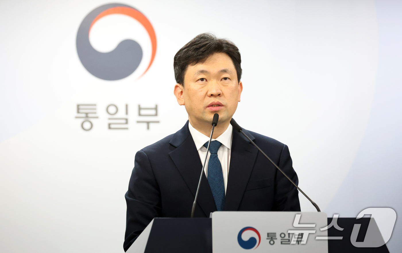 (서울=뉴스1) 김명섭 기자 = 윤민호 통일부 대변인이 20일 오전 서울 종로구 세종대로 정부서울청사에서 열린 정례브리핑에서 정동영 통일부 장관의 북한 핵시설 발언 관련 답변 등을 …