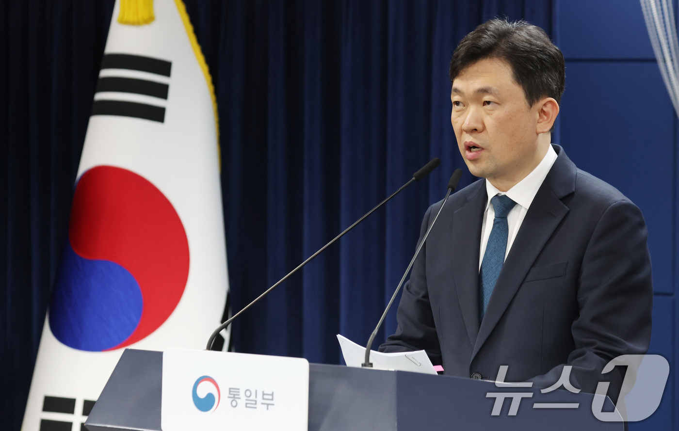 (서울=뉴스1) 김명섭 기자 = 윤민호 통일부 대변인이 20일 오전 서울 종로구 세종대로 정부서울청사에서 열린 정례브리핑에서 정동영 통일부 장관의 북한 핵시설 발언 관련 답변 등을 …