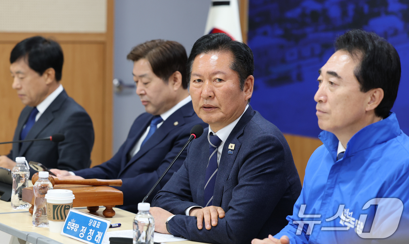 (보령=뉴스1) 김기태 기자 = 정청래 더불어민주당 대표가 20일 충남 보령머드테마파크에서 열린 충남 현장 최고위원회의에서 모두발언을 하고 있다. 2026.4.20/뉴스1