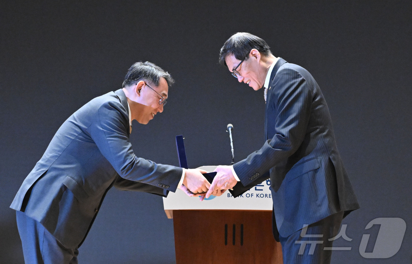 (서울=뉴스1) 최지환 기자 = 이창용 한국은행 총재가 20일 오전 서울 중구 한국은행 별관에서 열린 이임식에서 한은패를 받고 있다. (공동취재) 2026.4.20/뉴스1