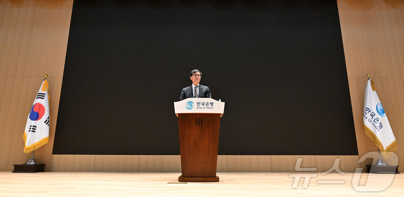 (서울=뉴스1) 최지환 기자 = 이창용 한국은행 총재가 20일 오전 서울 중구 한국은행 별관에서 열린 이임식에서 이임사를 하고 있다. (공동취재) 2026.4.20/뉴스1