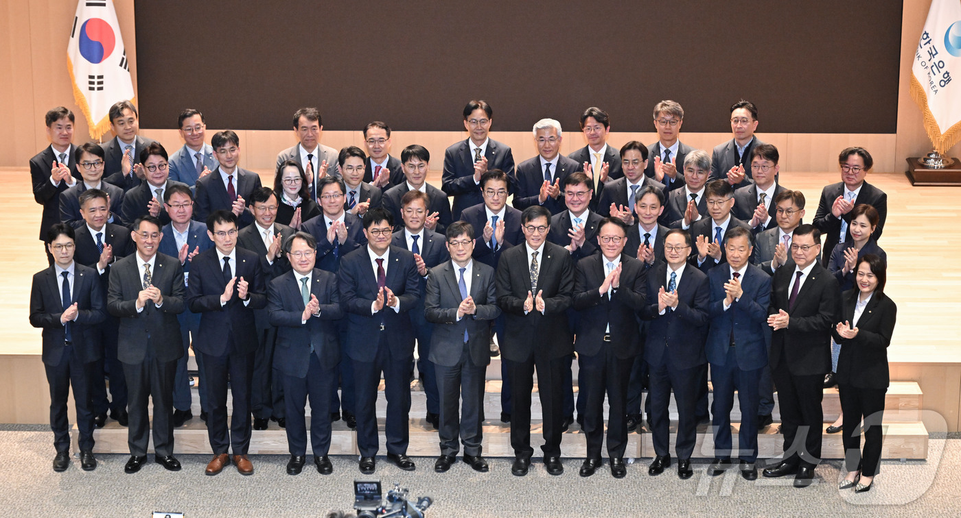 (서울=뉴스1) 최지환 기자 = 이창용 한국은행 총재가 20일 오전 서울 중구 한국은행 별관에서 열린 이임식에서 임직원들과 함께 기념촬영을 하고 있다. (공동취재) 2026.4.2 …