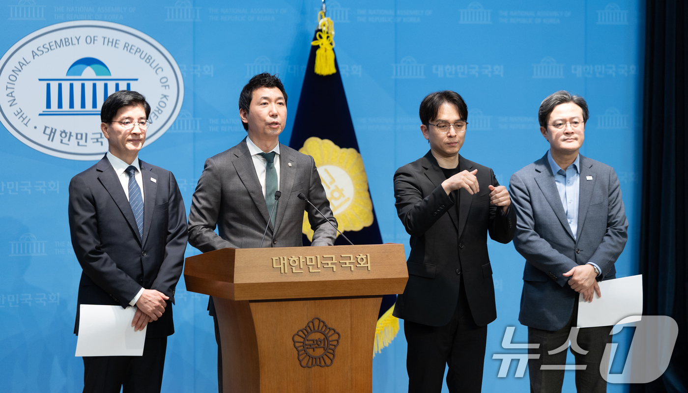 (서울=뉴스1) 이승배 기자 = 이정헌 더불어민주당 의원이 20일 서울 여의도 국회 소통관에서 정원오 서울시장 후보 캠프 선거대책위원회 명단을 발표하고 있다. 2026.4.20/뉴 …