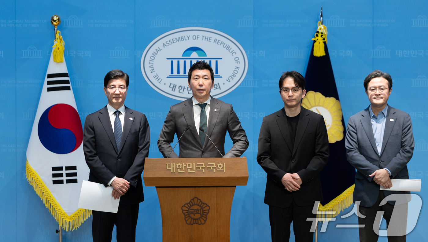 (서울=뉴스1) 이승배 기자 = 이정헌 더불어민주당 의원이 20일 서울 여의도 국회 소통관에서 정원오 서울시장 후보 캠프 선거대책위원회 명단을 발표하고 있다. 2026.4.20/뉴 …