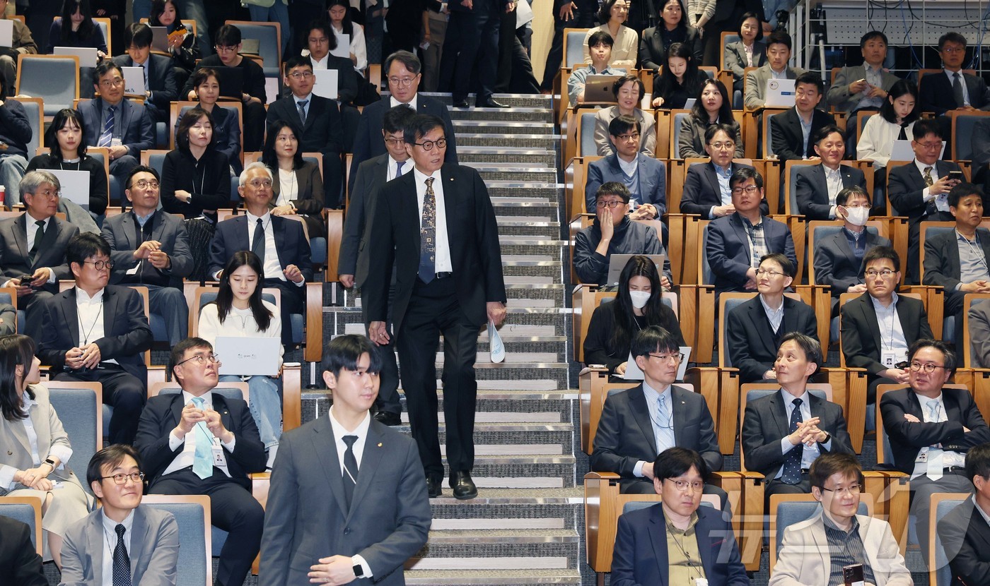 (서울=뉴스1) 최지환 기자 = 이창용 한국은행 총재가 20일 서울 중구 한국은행에서 열린 이임식에 참석하고 있다. (공동취재)  2026.4.20/뉴스1
