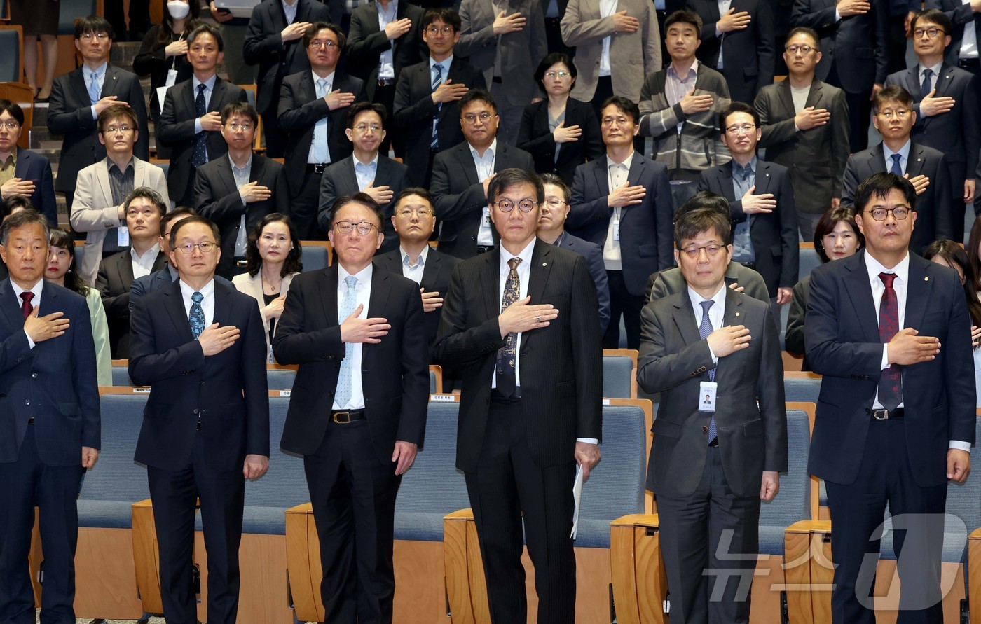(서울=뉴스1) 최지환 기자 = 이창용 한국은행 총재가 20일 서울 중구 한국은행에서 열린 이임식에서 국민의례를 하고 있다. (공동취재) 2026.4.20/뉴스1