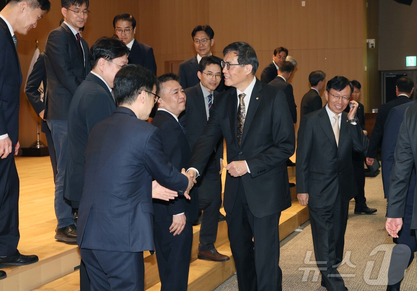 본문 이미지 - 이창용 한국은행 총재가 20일 서울 중구 한국은행에서 열린 이임식에서 임직원들과 인사하고 있다. (공동취재) 2026.4.20 ⓒ 뉴스1 최지환 기자