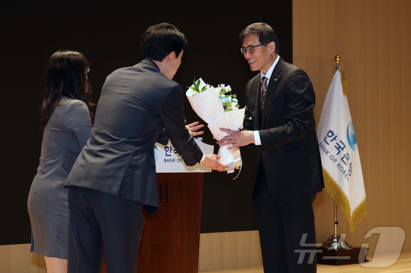 (서울=뉴스1) 최지환 기자 = 이창용 한국은행 총재가 20일 서울 중구 한국은행에서 열린 이임식에서 꽃다발을 받고 있다. (공동취재)  2026.4.20/뉴스1