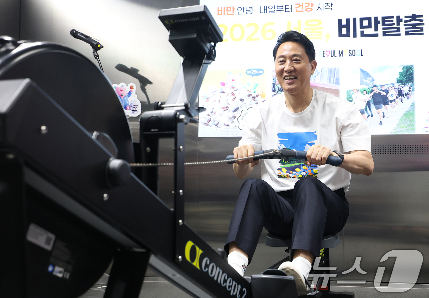 (서울=뉴스1) 오대일 기자 = 오세훈 서울시장이 20일 오전 서울 영등포구 여의나루역 러너스테이션에서 열린 서울시민 비만율 저감방안 현장 발표회에서 비만 저감방안을 발표한 후 로 …
