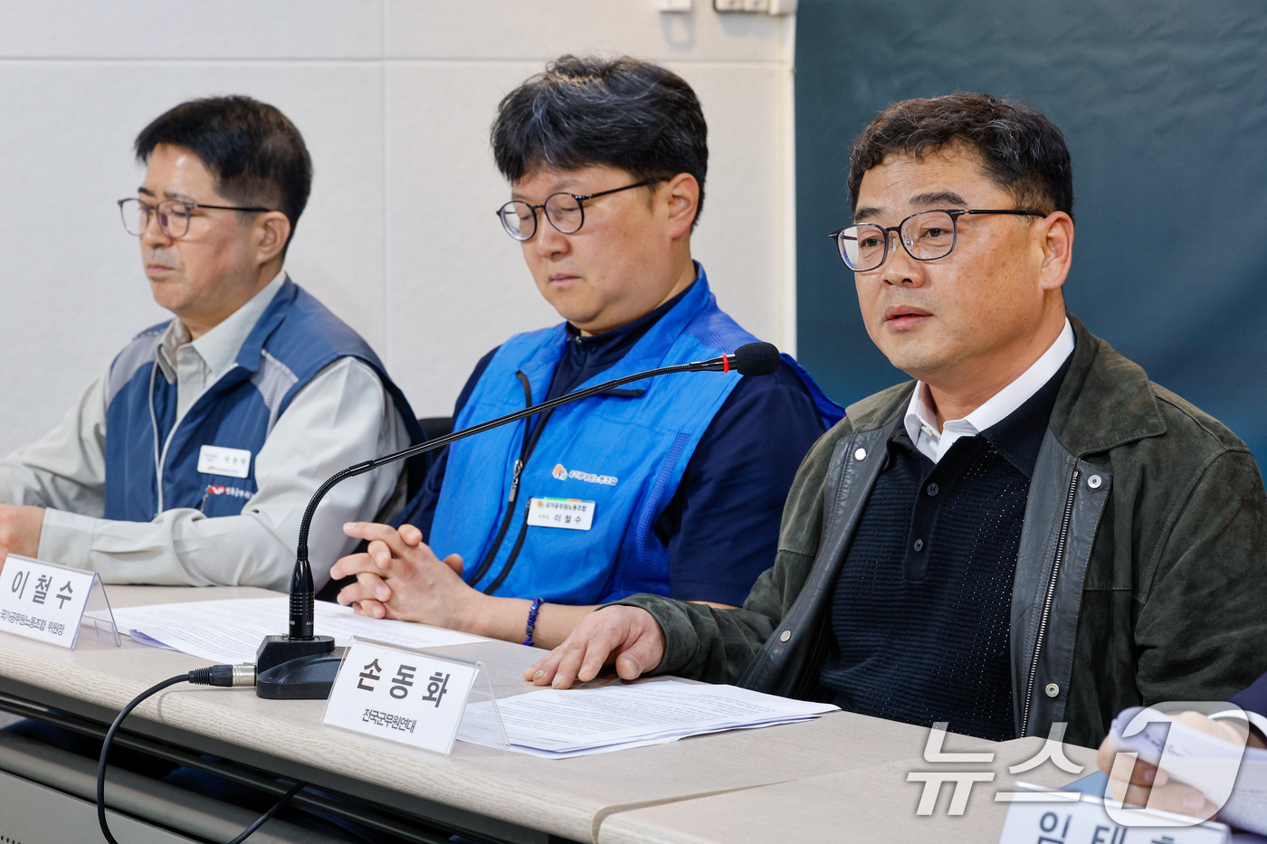 (서울=뉴스1) 안은나 기자 = 손동화 전국군무원연대 재직자 대표가 20일 서울 마포구 군인권센터에서 열린 '군무원 노동기본권 탄압, 보복기소 규탄 기자회견'에 참석해 회견문을 낭 …