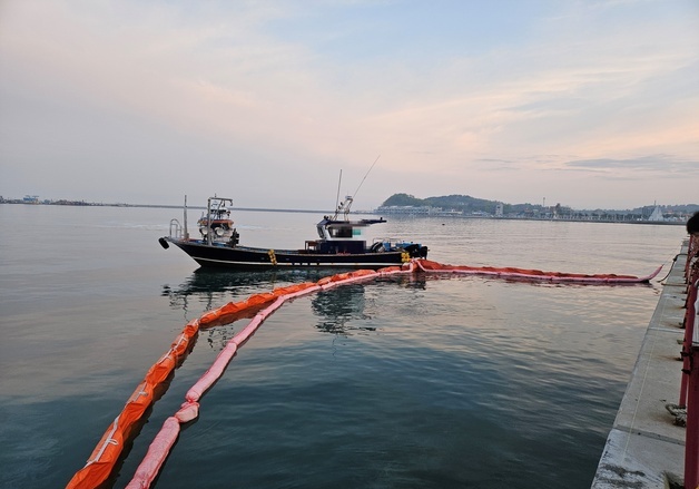 홍성 남당항서 계류 중 41톤 예인선 침몰…기름 유출로 방제 작업