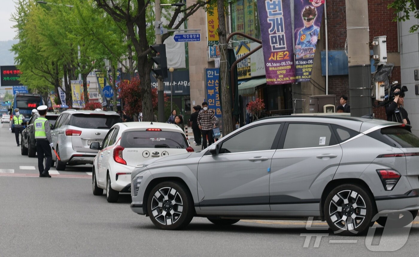본문 이미지 - 전북경찰청과 덕진경찰서 교통안전계 경찰관들이 20일 전북 전주시 덕진광장 사거리에서 우회전 일시정지 위반 집중단속을 하고 있다. 2026.4.20 ⓒ 뉴스1 유경석 기자