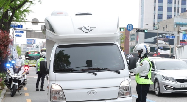 가야 하나, 멈춰야 하나…우회전 일시정지 단속 첫날, 현장은 '혼란'
