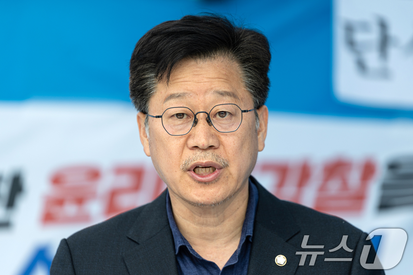 (서울=뉴스1) 이승배 기자 = '더불어민주당 전북도지사 경선' 관련 단식 농성중인 안호영 더불어민주당 의원이 20일 서울 여의도 국회 본청 앞 단식 농성장에서 전북도지사후보로 확 …