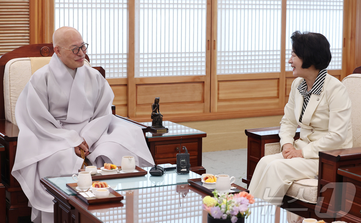 (서울=뉴스1) 김성진 기자 = 추미애 더불어민주당 경기도지사 후보가 20일 서울 종로구 조계사에서 조계종 총무원장 진우스님을 예방하고 있다.  2026.4.20/뉴스1