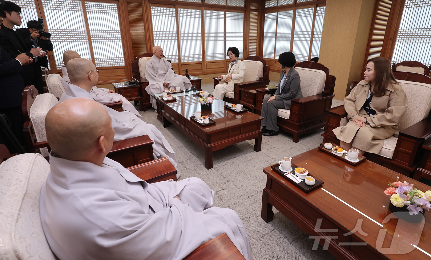 (서울=뉴스1) 김성진 기자 = 추미애 더불어민주당 경기도지사 후보가 20일 서울 종로구 조계사에서 조계종 총무원장 진우스님을 예방하고 있다.  2026.4.20/뉴스1